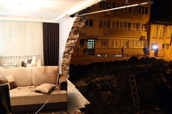 İki katlı binanın duvarı çöktü