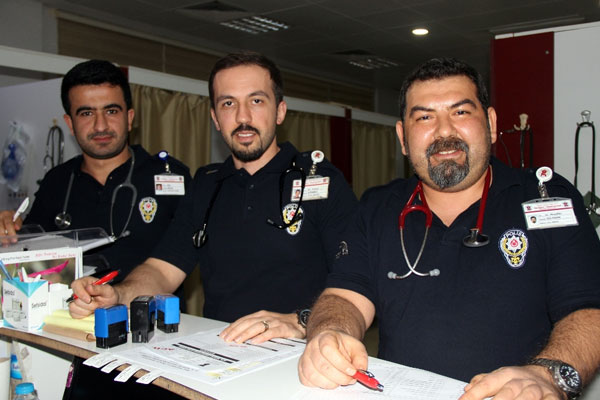 Doktorlar çevik kuvvet üniformasıyla çalıştı