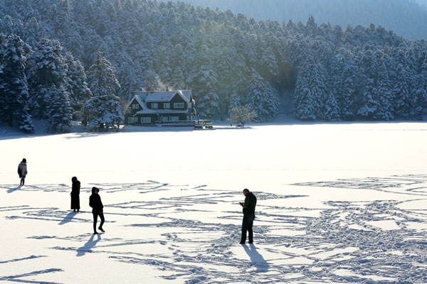 Abant Gölü üzerinde yürüyüş