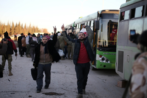 Doğu Halep'ten çıkarılanların sayısı 14 bini aştı