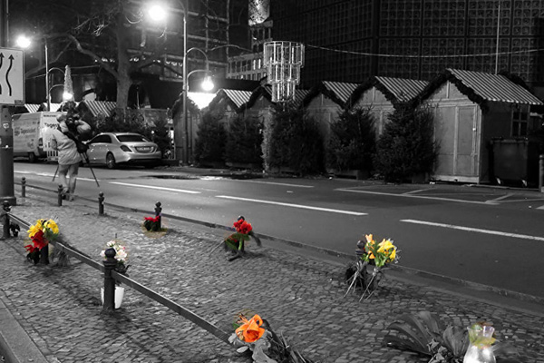 Berlin polisi, tırın kalabalığın üzerine kasıtlı olarak sürüldüğünü düşünüyor