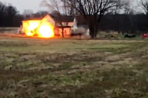 ABD'de ev havaya uçuruldu