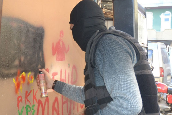 Polis duvar yazılarını tek tek sildi