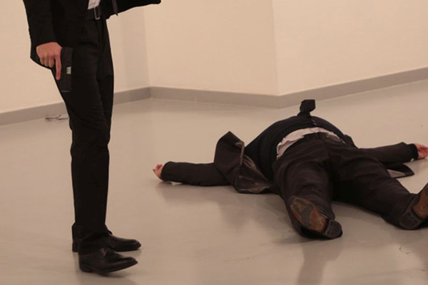 Saldırgan silahı bakın nasıl içeri sokmuş