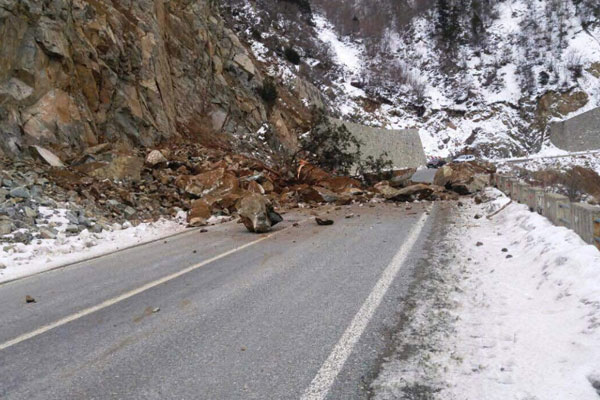 Kaya düşen yol trafiğe kapandı