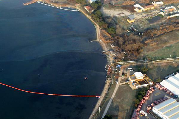 İzmit Körfezi'ne yağ aktı