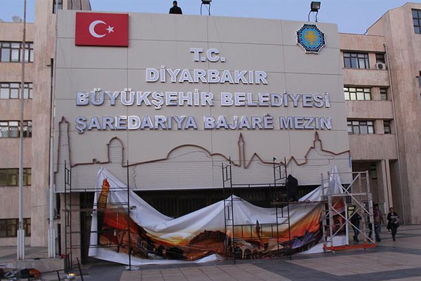 Diyarbakır Büyükşehir Belediyesine yeni tabela