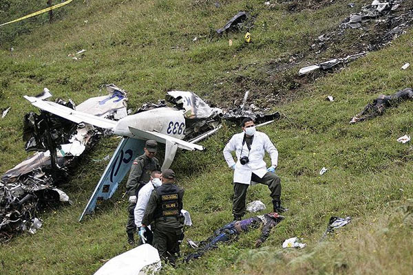 Kolombiya'da kargo uçağı düştü: 5 ölü