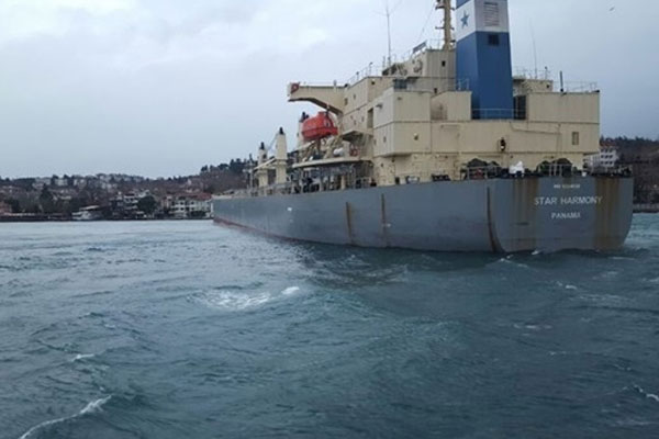 Yeniköy’de gemi karaya oturdu