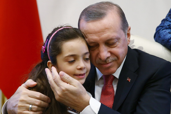 Erdoğan, Halepli Bana'yı ve ailesini Külliye'de ağırladı