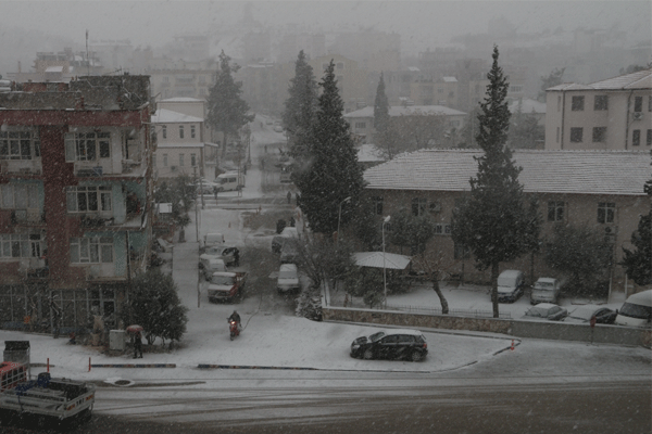 Mersin'e 20 yılın ardından kar yağdı