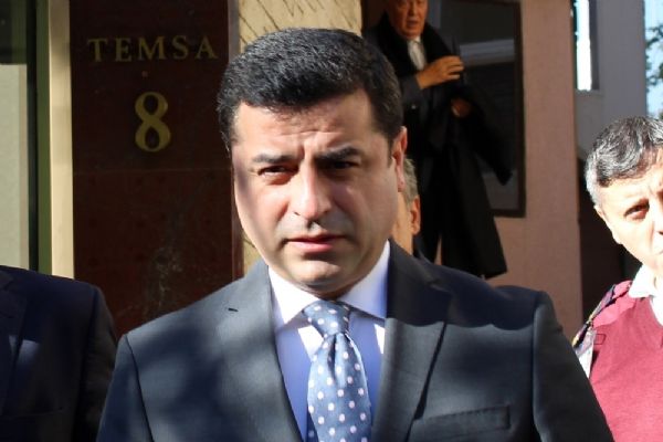 Selahattin Demirtaş, cezaevinden şiir yolladı