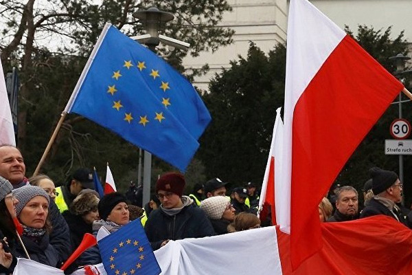 AB’den Polonya’ya tepki