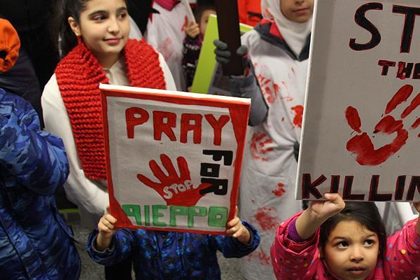 Suriyeli mültecilerden 'Halep' protestosu