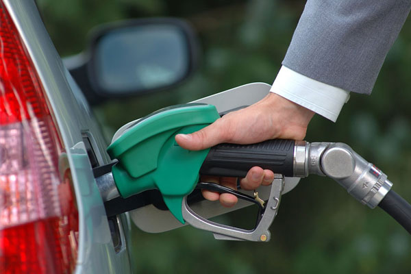 Benzin fiyatlarına zam geldi