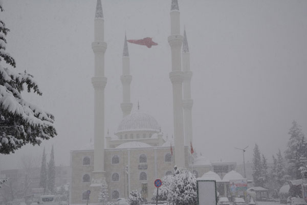 Antalya’da kar yağışı okulları tatil ettirdi