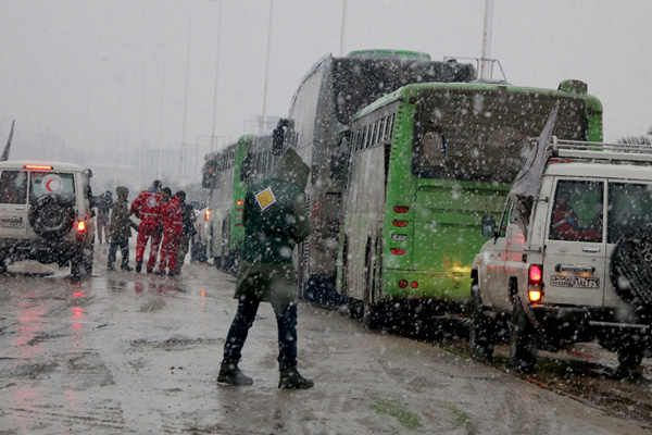 Halep'ten çıkan yeni konvoylar yolda