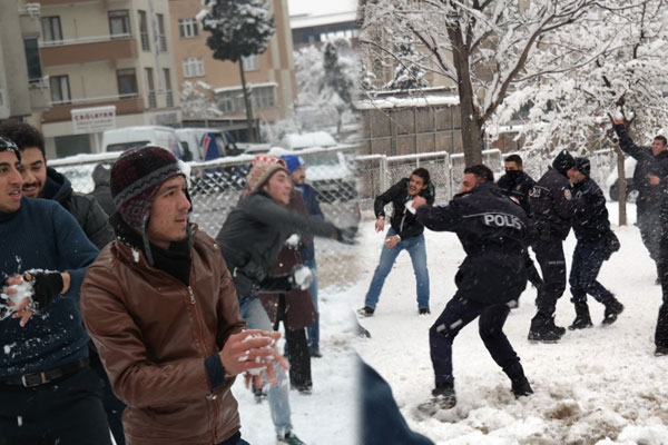 Çevik kuvvet ile vatandaş kartopu oynadı