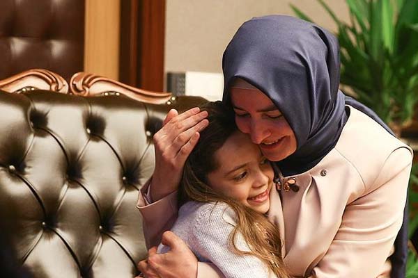 Bakanı Kaya, Halepli Bana Alabed'le görüştü