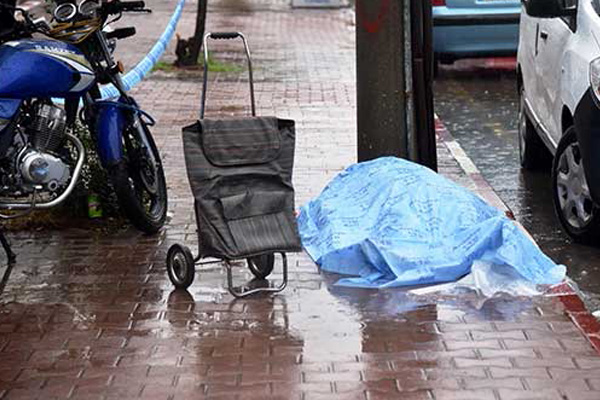 Cesedi yağmur altında bekletildi