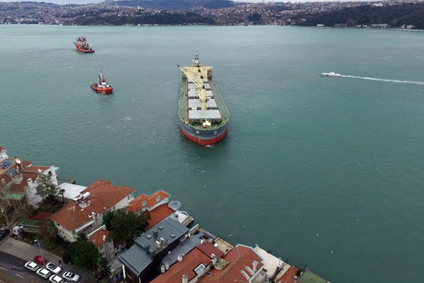 Boğaz’da karaya oturan gemi kurtarıldı
