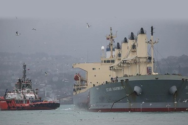 Yeniköy'de karaya oturan yük gemisi kurtarıldı