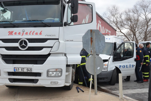 Çevik kuvvet minibüsü ile TIR çarpıştı: 11 yaralı