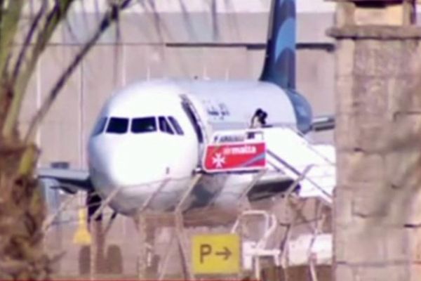 Libya uçağını kaçıran korsanlar teslim oldu