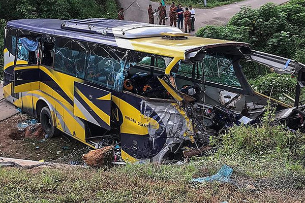 Malezya'da otobüs nehre düştü: 14 ölü