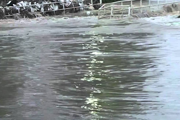 Irak'ta mülteci kamplarını sel bastı