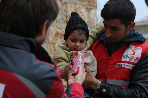 Binali Yıldırım'ın ailesinden Halepli çocuklara yardım