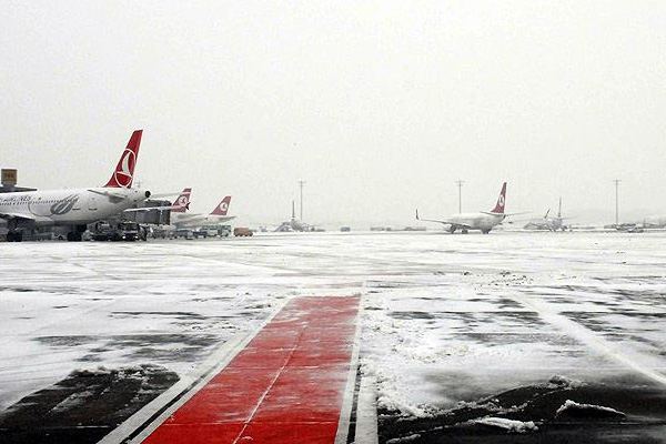 Kars ve Ağrı'da hava ulaşımına kar engeli