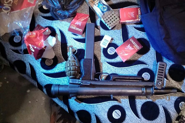 Silah ve el bombası ele geçirildi: 5 kişi gözaltında