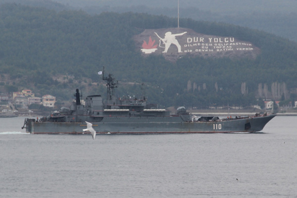 Rus askeri gemisi Çanakkale Boğazı'ndan geçti