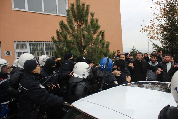 Üniversitede tehlikeli gerginlik