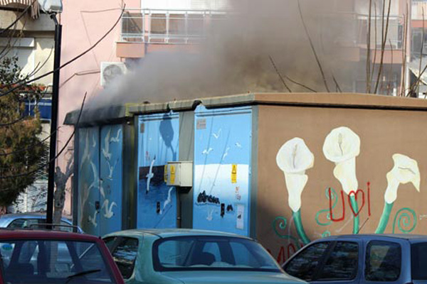 Elektrik trafosu bomba gibi patadı!