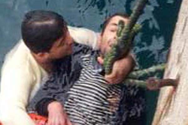 Denize düşen sara hastasını kurtardı