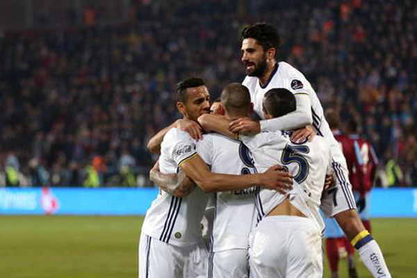 Fener, Trabzon'u farklı geçti: 3-0