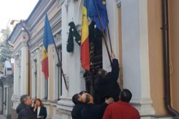 Cumhurbaşkanı AB bayrağını indirdi