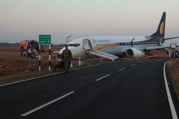 Hindistan'da uçak pistten çıktı: 12 yaralı