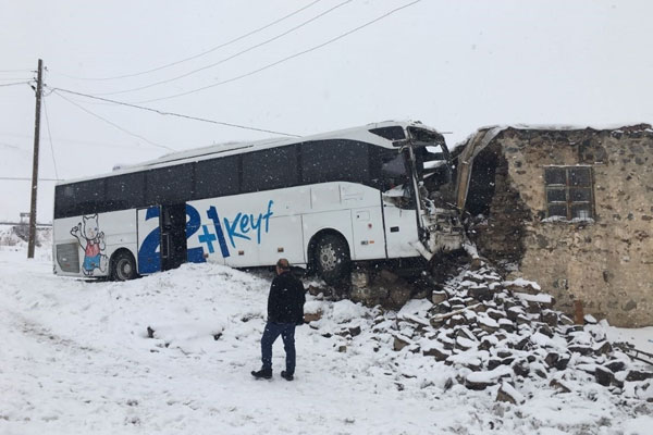 Yolcu otobüsü eve girdi