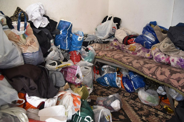 Bir evden dört kamyon çöp çıktı