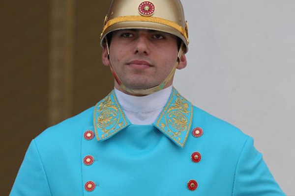 Cumhurbaşkanlığı Sarayı'nda nöbetçi polislere yeni kıyafet