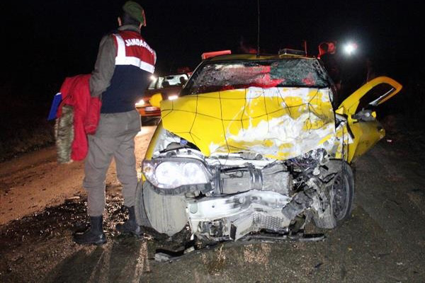 Taksi ile ticari araç çarpıştı: 7 yaralı