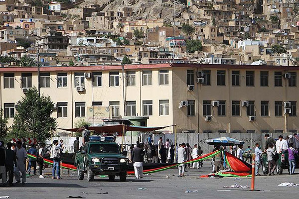 Afganistan'da milletvekiline bombalı saldırı