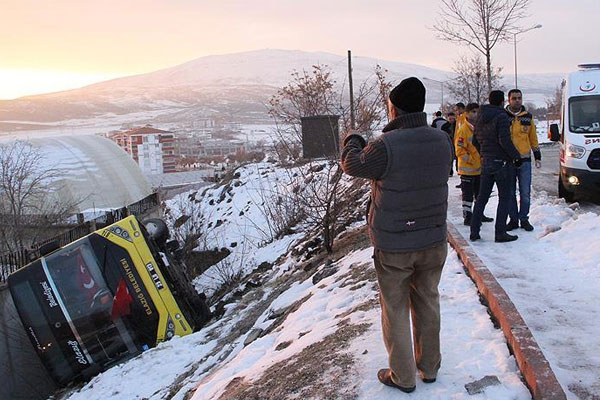 Elazığ'da belediye otobüsü devrildi