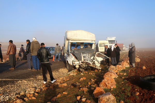 Öğrenci servisi ile otobüs çarpıştı