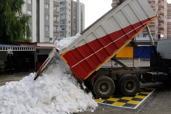 Okul bahçesine kamyonla kar taşındı