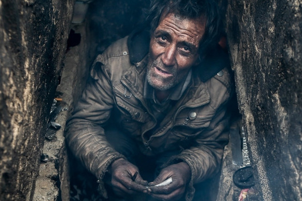 Kışın boş mezarları ev olarak kullanıyorlar