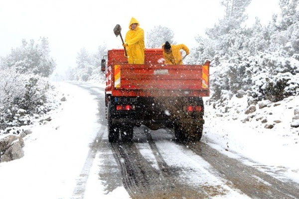 İzmir'de kar bastırdı